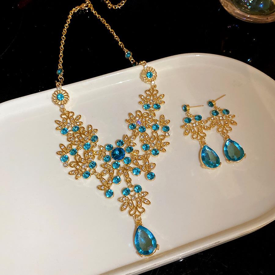 Super flash zircon hollow flower water drop earrings fashionable and elegant court style collarbone chain light luxury high-end suit women
Super flash zircon hollow flower water drop earrings fashionable and elegant court style collarbone chain light luxury high-end suit women