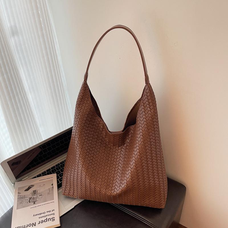 Retro portable bucket bag women s 2025 autumn and winter new large-capacity woven shoulder bag commuter tote bag темно-коричневого кольору
Retro portable bucket bag women s 2025 autumn and winter new large-capacity woven shoulder bag commuter tote bag темно-коричневого кольору