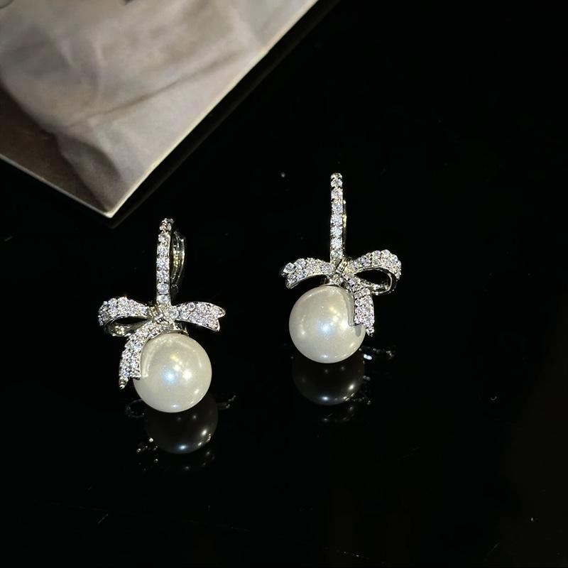 Exquisite French Zircon Bow Pearl Earrings: Elegant Niche Ear Cuffs
Exquisite French Zircon Bow Pearl Earrings: Elegant Niche Ear Cuffs
