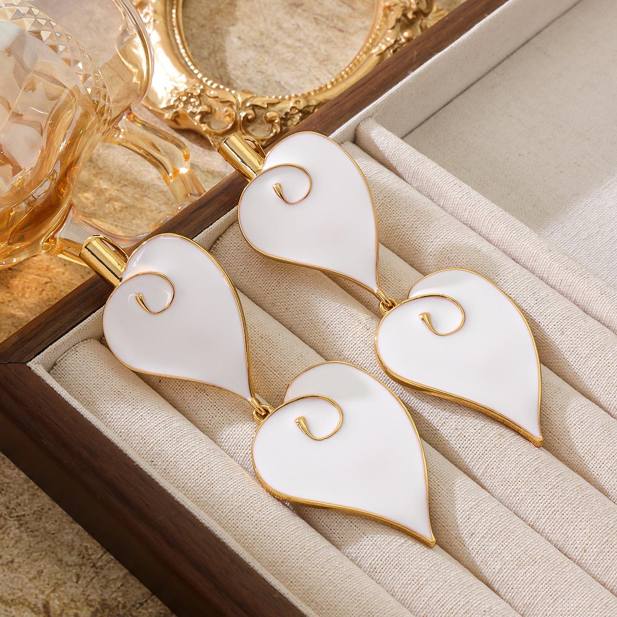 Commuting Fashion Enamel Leaf Earrings Retro Temperament Versatile Simple High-end Feeling Glaze Chinese Style
Commuting Fashion Enamel Leaf Earrings Retro Temperament Versatile Simple High-end Feeling Glaze Chinese Style
