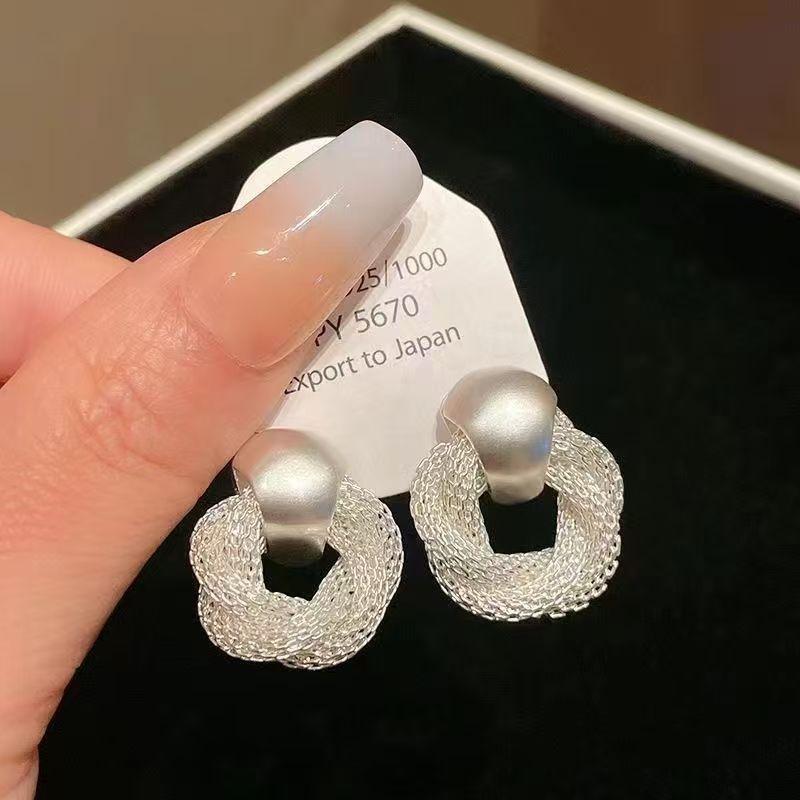 Light luxury retro temperament stud earrings women, fashion personality twisted twist earrings earrings серебряный
Light luxury retro temperament stud earrings women, fashion personality twisted twist earrings earrings серебряный