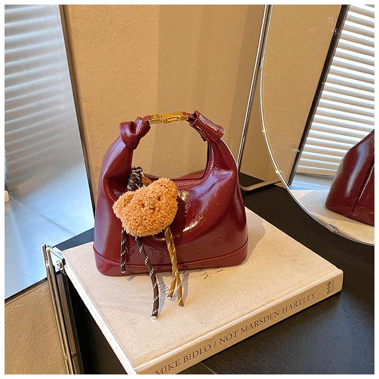 Универсальная трендовая сумка женская осень и зима 2024 новая модная нишевая сумка-мессенджер женская переносная сумка-пельмень красный
Универсальная трендовая сумка женская осень и зима 2024 новая модная нишевая сумка-мессенджер женская переносная сумка-пельмень красный