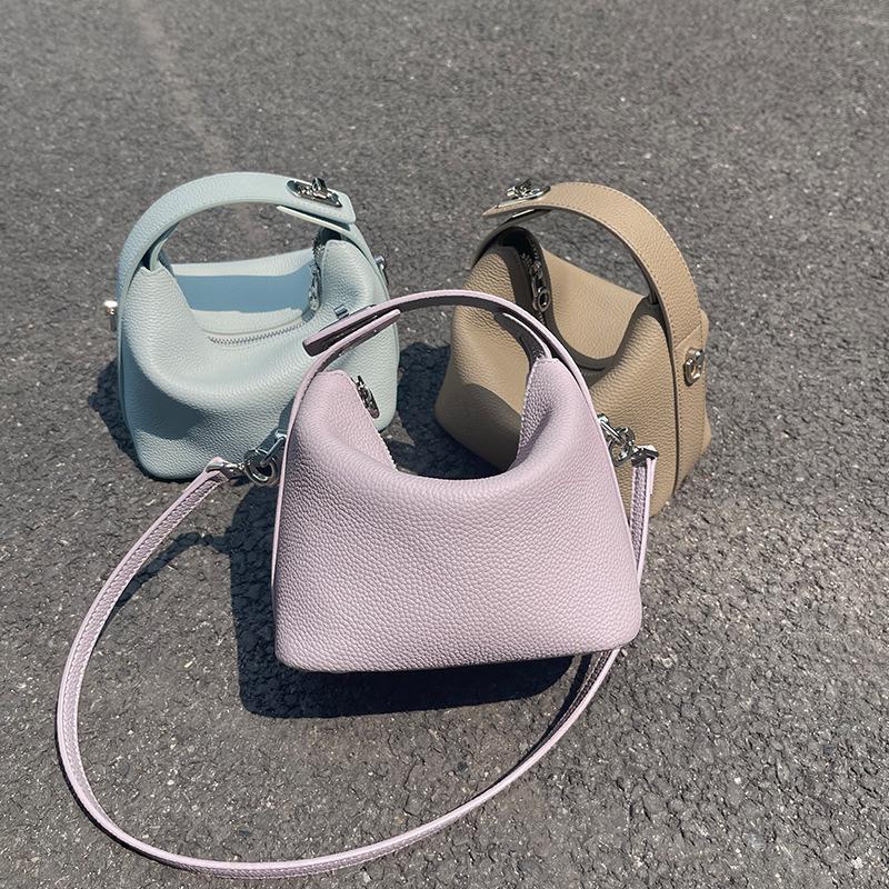 Underarm bento bag 2025 portable design casual shoulder bag premium feeling red envelope niche messenger bag women s new model чорний
Underarm bento bag 2025 portable design casual shoulder bag premium feeling red envelope niche messenger bag women s new model чорний
