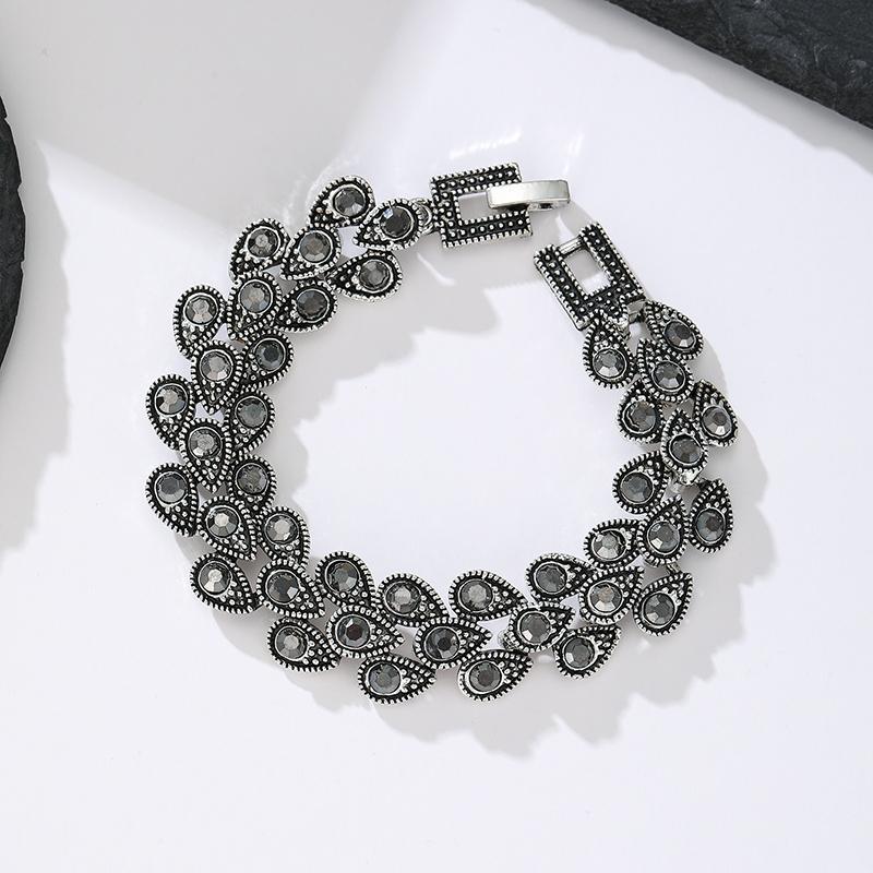 Retro Classic Black Color Inlaid Zircon Teardrop Shaped Bracelet, Women s Fashionable and Trendy Accessory Zircon
Retro Classic Black Color Inlaid Zircon Teardrop Shaped Bracelet, Women s Fashionable and Trendy Accessory Zircon