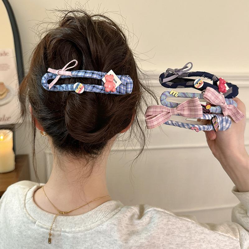 Acrylic bow button bear hairpin, cute duck bill clip on the back of women s head, fashionable and versatile hair accessories, high sense
Acrylic bow button bear hairpin, cute duck bill clip on the back of women s head, fashionable and versatile hair accessories, high sense