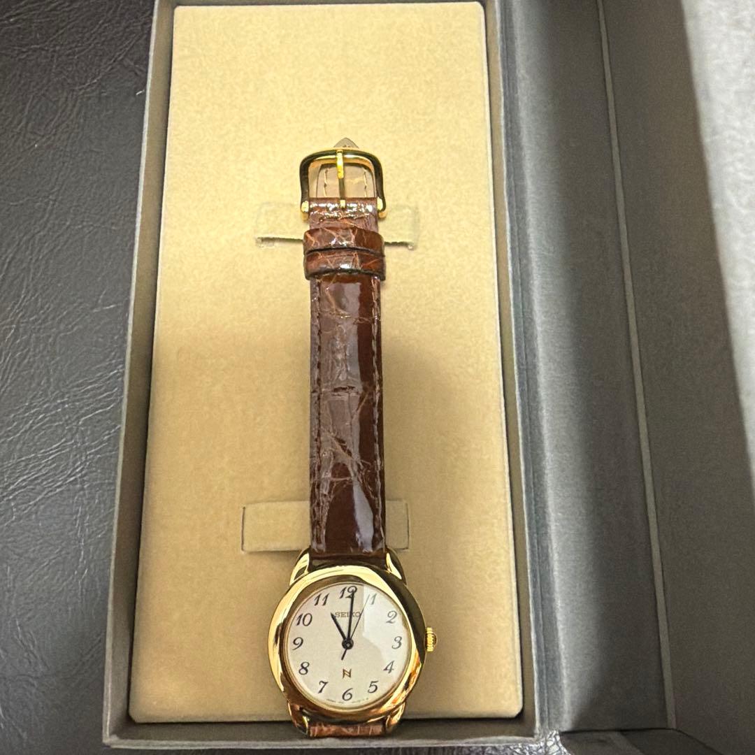 Женские часы SEIKO, крокодиловая кожа, новые.
Женские часы SEIKO, крокодиловая кожа, новые.