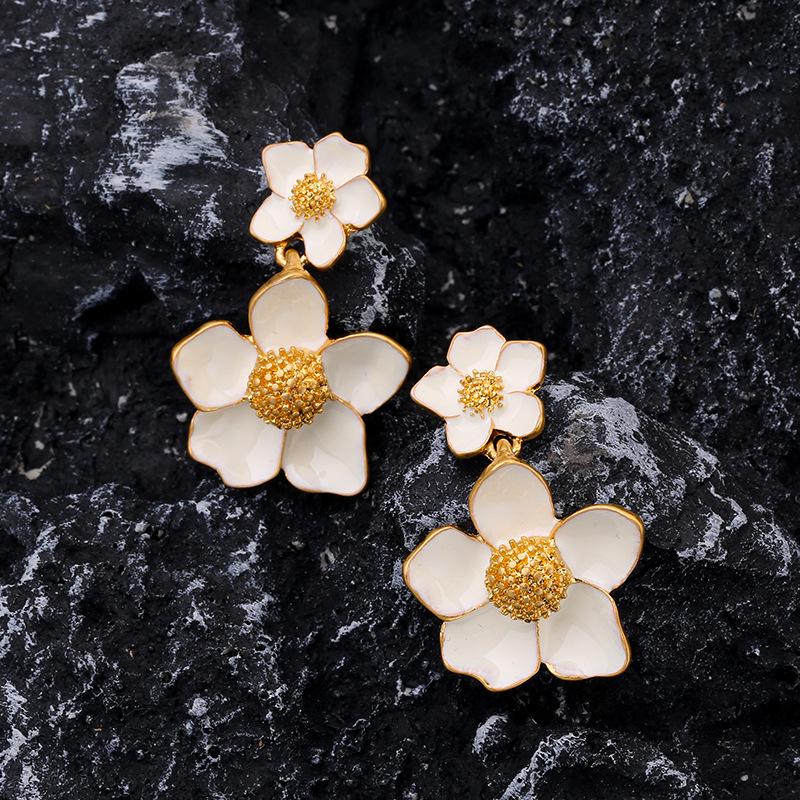 Vintage Chinese Style Enamel Flower Stud Earrings - Elegant Retro Ear Accessories for Women
Vintage Chinese Style Enamel Flower Stud Earrings - Elegant Retro Ear Accessories for Women