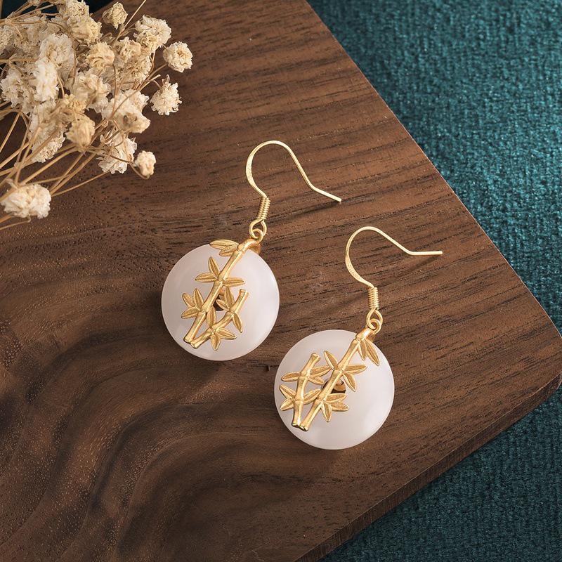 Classic Gilded Bamboo Leaf Earrings with Simulated White Jade and Safety Buckle - Retro Dangle Earrings for Hanfu and Cheongsam Styles.
Classic Gilded Bamboo Leaf Earrings with Simulated White Jade and Safety Buckle - Retro Dangle Earrings for Hanfu and Cheongsam Styles.