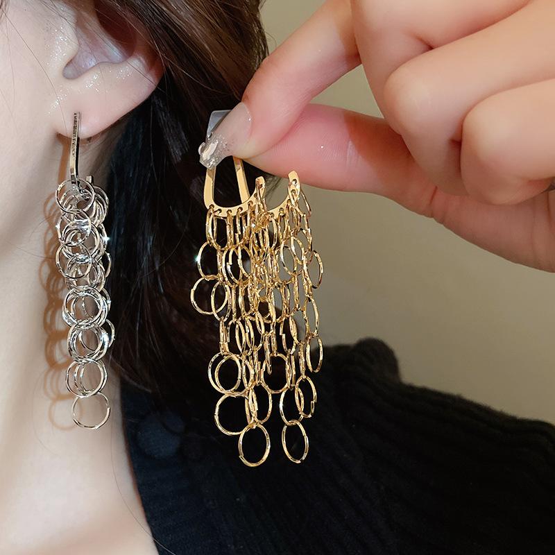 Irregular circle interlocking tassel earrings exaggerated studs light luxury high-end fashion earrings
Irregular circle interlocking tassel earrings exaggerated studs light luxury high-end fashion earrings