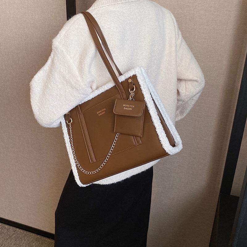 2025 autumn and winter new plush shoulder large capacity tote portable commuter wind women s bag
2025 autumn and winter new plush shoulder large capacity tote portable commuter wind women s bag