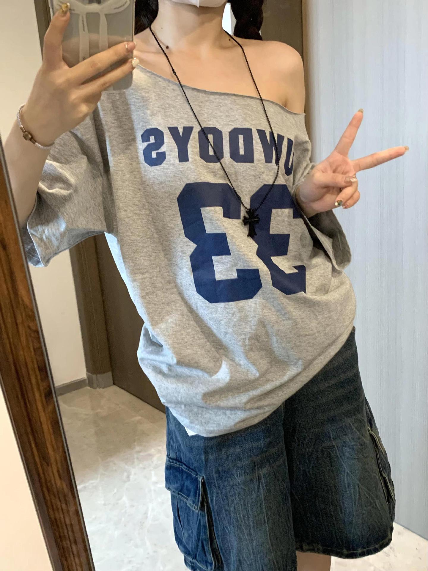 Женская американская футболка с открытыми плечами и короткими рукавами Small серый
Женская американская футболка с открытыми плечами и короткими рукавами Small серый