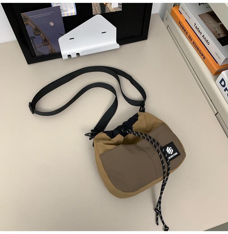 2025 Ins-Trendy Crossbody Bag for Men & Women Drawstring Mini Sling Phone Bag | Casual Streetwear Commuter Shoulder Pouch темно-коричневого кольору
2025 Ins-Trendy Crossbody Bag for Men & Women Drawstring Mini Sling Phone Bag | Casual Streetwear Commuter Shoulder Pouch темно-коричневого кольору