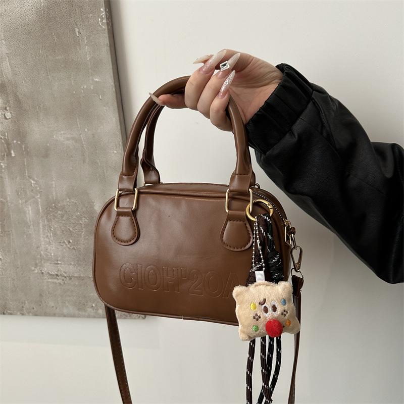 Spring retro bag women s 2025 new messenger bag fashionable versatile ins shoulder portable small bag women s bag
Spring retro bag women s 2025 new messenger bag fashionable versatile ins shoulder portable small bag women s bag