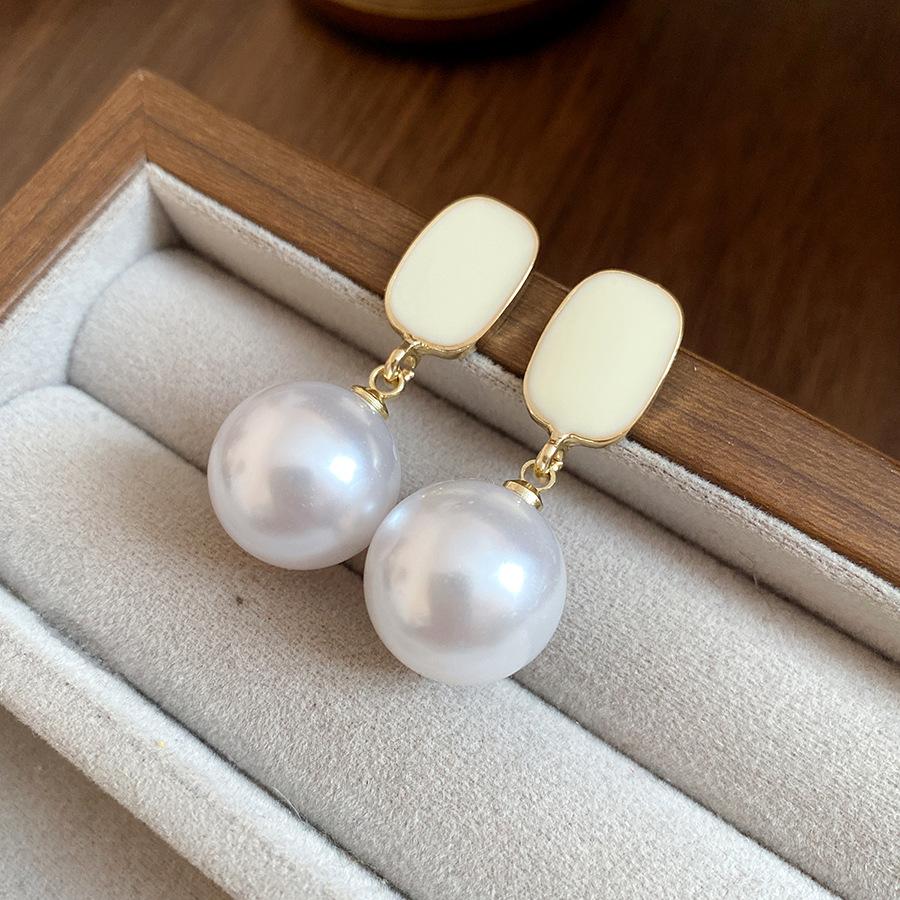 Silver needle dripping oil square pearl pendant earrings retro court style simple fashion stud earrings light luxury high-end earrings
Silver needle dripping oil square pearl pendant earrings retro court style simple fashion stud earrings light luxury high-end earrings
