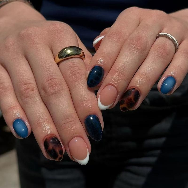 24Pieces Press On Nail Featuring Crystal Accents And French Ombres Effect In Deeply Blue Tortoiseshell Design 1
24Pieces Press On Nail Featuring Crystal Accents And French Ombres Effect In Deeply Blue Tortoiseshell Design 1