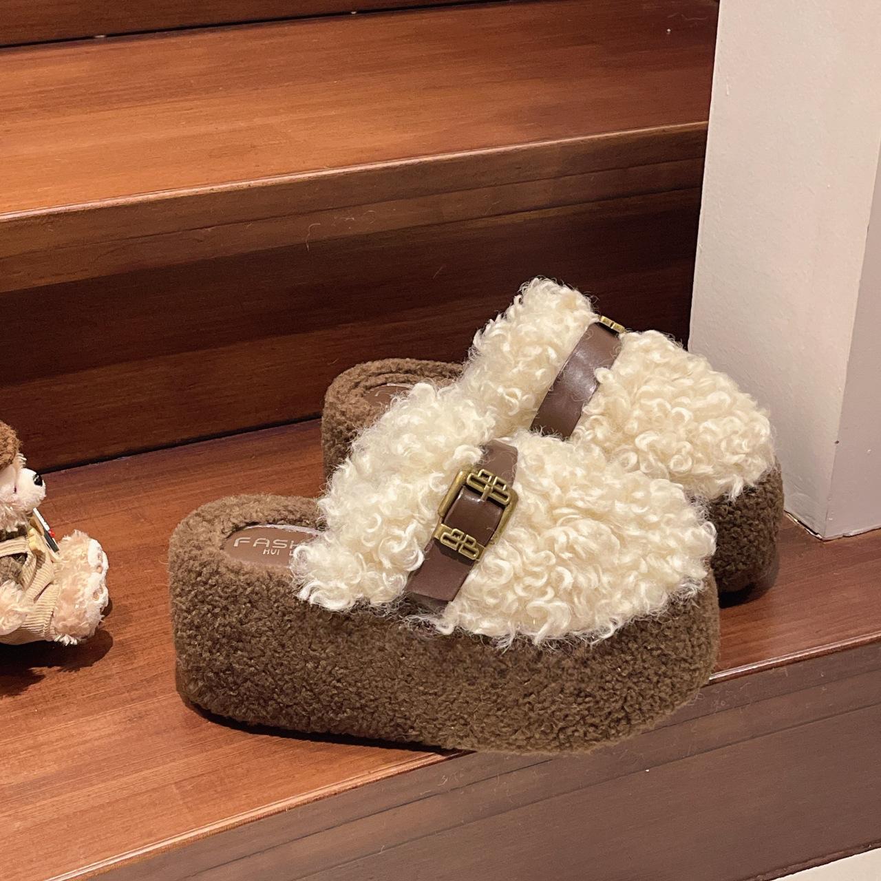 Овечья шерсть толстая подошва увеличение высоты верхняя одежда пушистые тапочки женская верхняя одежда 2025 новая осенне-зимняя мода пушистый хлопковый моп 40
Овечья шерсть толстая подошва увеличение высоты верхняя одежда пушистые тапочки женская верхняя одежда 2025 новая осенне-зимняя мода пушистый хлопковый моп 40