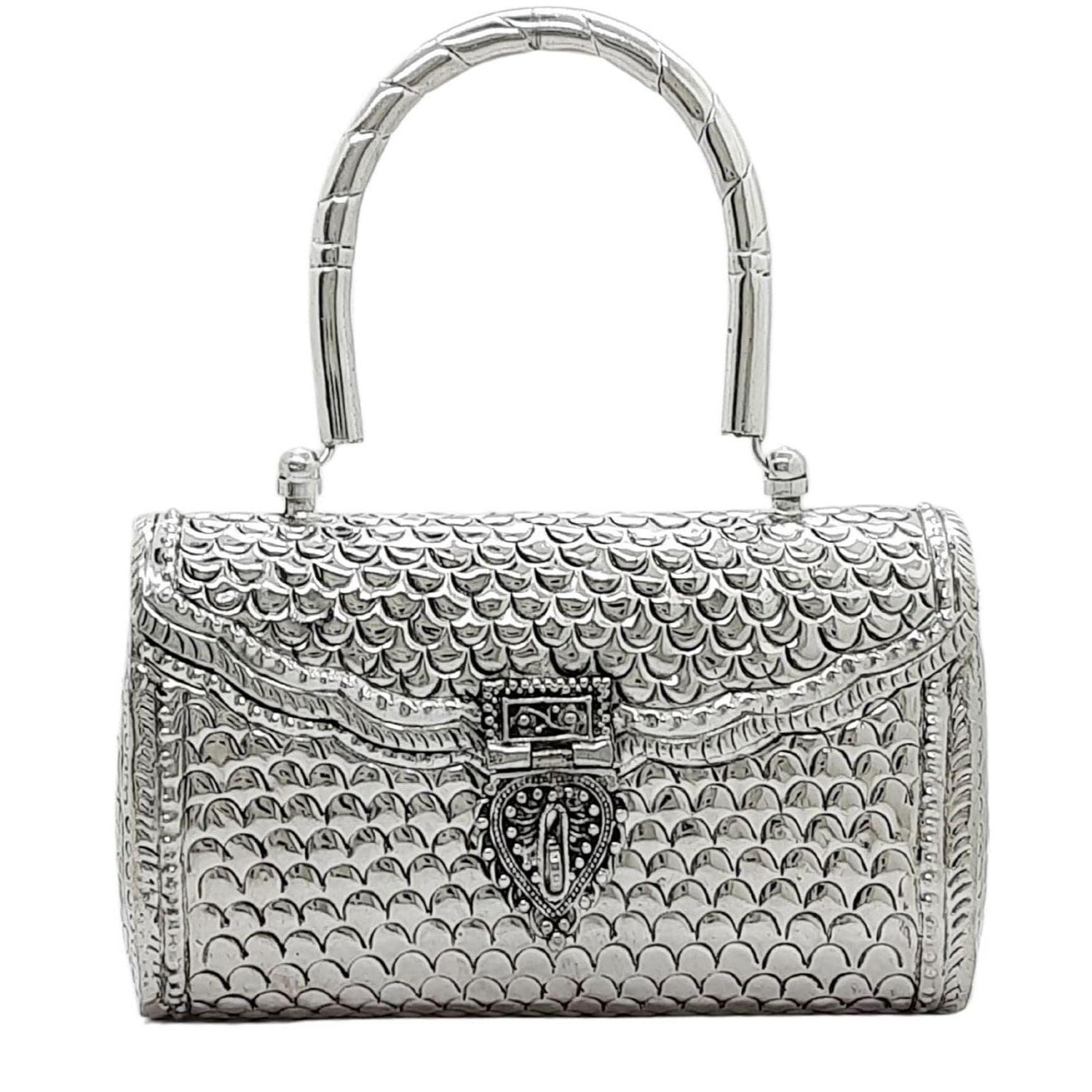 Женский металлический клатч с серебристой ручкой
Женский металлический клатч с серебристой ручкой