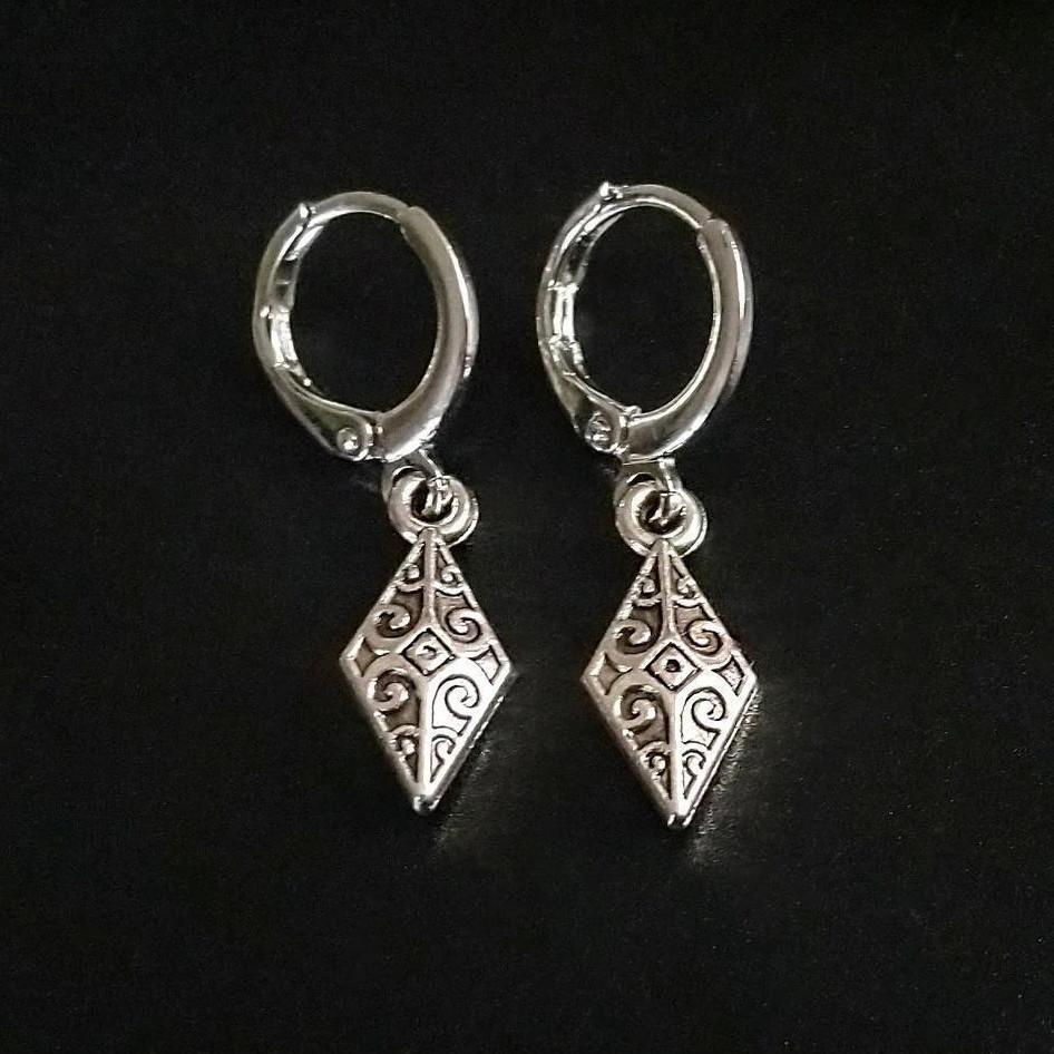 Renaissance Gothic Silver Color Geometry Rhombus Embossed Pendant Hoop Earrings for Women Exquisite Charm Jewelry Accessories
Renaissance Gothic Silver Color Geometry Rhombus Embossed Pendant Hoop Earrings for Women Exquisite Charm Jewelry Accessories