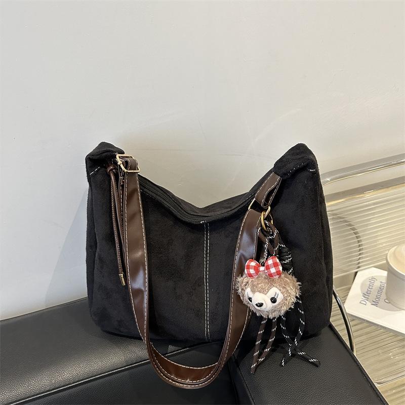 Frosted high-value large-capacity retro shoulder messenger bag 2025 winter new versatile commuter tote bag
Frosted high-value large-capacity retro shoulder messenger bag 2025 winter new versatile commuter tote bag