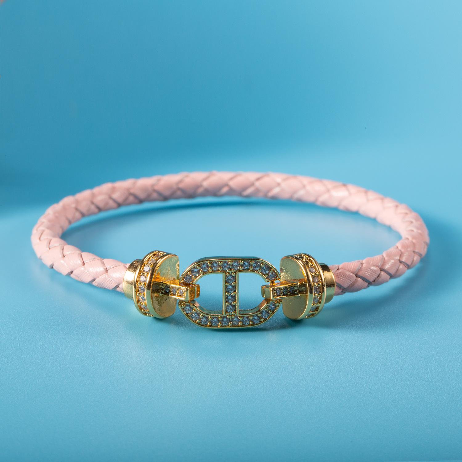 2026 Pig Nose Full Diamond Bracelet Leather Hand Rope Light Luxury High Temperament Exquisite Holiday Gift for Girlfriend 18CM
2026 Pig Nose Full Diamond Bracelet Leather Hand Rope Light Luxury High Temperament Exquisite Holiday Gift for Girlfriend 18CM