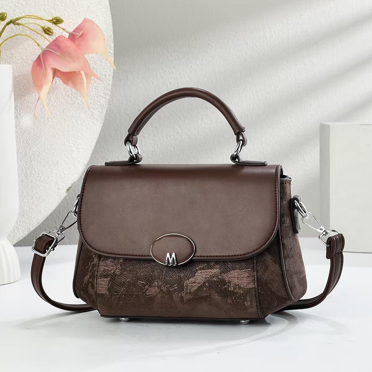 Stylish Pu Leather Women Crossbody Bag Lady Simple Shoulder Bag with Adjustable Chain Strap Designer Flap Messenger Bag 24x10x16cm
Stylish Pu Leather Women Crossbody Bag Lady Simple Shoulder Bag with Adjustable Chain Strap Designer Flap Messenger Bag 24x10x16cm