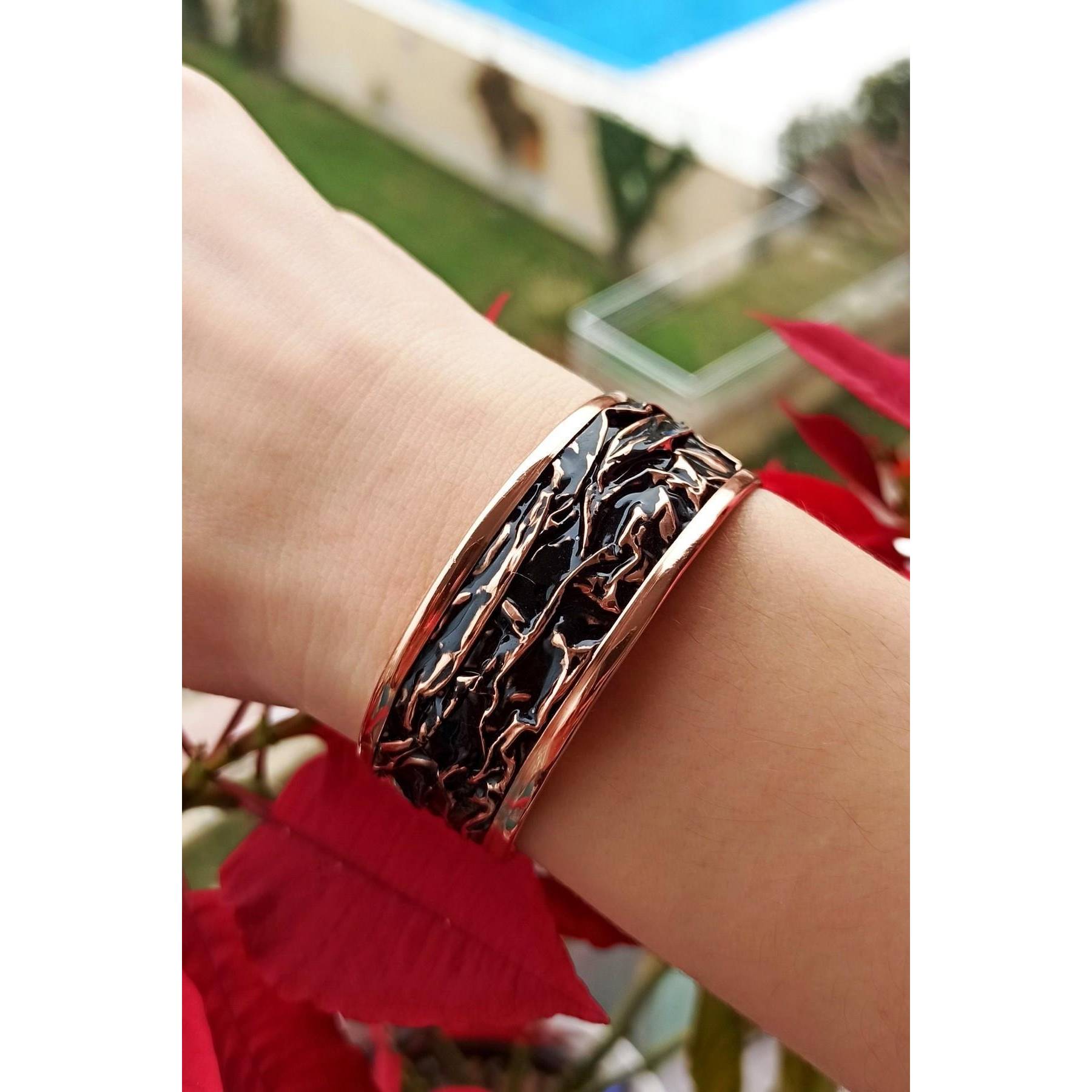 Черный цветной рельефный узор в форме регулируемого медного женского браслета ручной работы 
Черный цветной рельефный узор в форме регулируемого медного женского браслета ручной работы