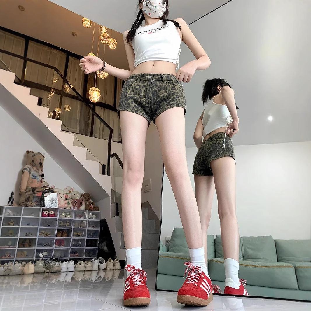 American Retro Low Waist Denim Leopard Print Wide Leg Shorts - Women s Summer Slimming Hot Pants Small
American Retro Low Waist Denim Leopard Print Wide Leg Shorts - Women s Summer Slimming Hot Pants Small