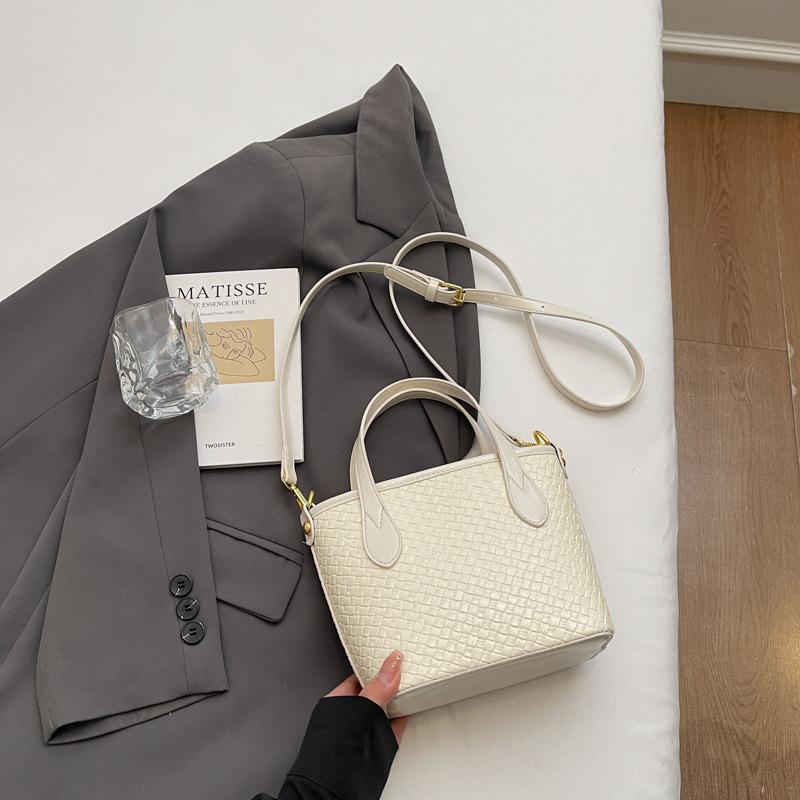 2025 summer new textured woven large-capacity women s bucket bag niche versatile portable shoulder commuter bag 21*9*16
2025 summer new textured woven large-capacity women s bucket bag niche versatile portable shoulder commuter bag 21*9*16