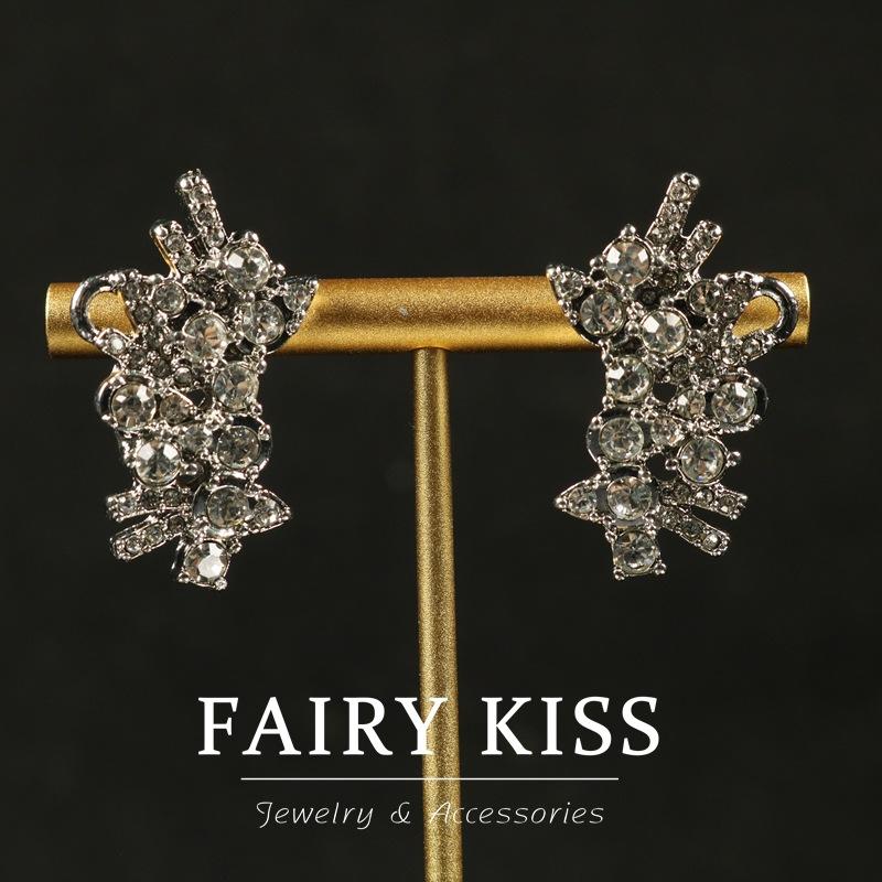 Heavy Industry Pearl Necklace Inlaid Zircon Love Shiny Tassel Pendant Exquisite 925 Stud Earrings Women s Suit
Heavy Industry Pearl Necklace Inlaid Zircon Love Shiny Tassel Pendant Exquisite 925 Stud Earrings Women s Suit