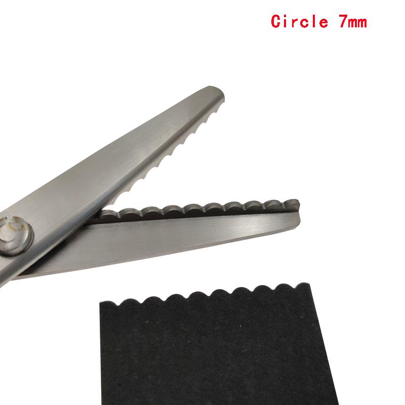 Ножницы портновские из высокоуглеродистой стали, ножницы для зигзагообразной резки, ПВХ-ручка, швейные ножницы 23,5 см для зигзагообразного платья, ножницы для резки ткани ручной работы 7MM Circle Tooth
Ножницы портновские из высокоуглеродистой стали, ножницы для зигзагообразной резки, ПВХ-ручка, швейные ножницы 23,5 см для зигзагообразного платья, ножницы для резки ткани ручной работы 7MM Circle Tooth