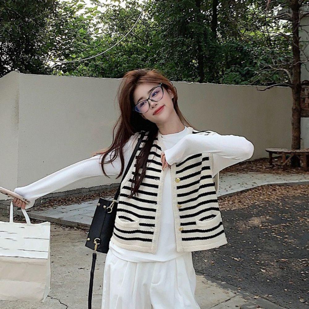 Black and White Striped Sleeveless Knitted Cardigan Round Neck Knitted Sweater Vest Streetwear
Black and White Striped Sleeveless Knitted Cardigan Round Neck Knitted Sweater Vest Streetwear