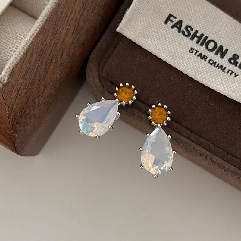 Простые серьги-гвоздики в форме капли воды, серьги с нишевым дизайном, индивидуальный универсальный темперамент, серьги с цирконием Advanced Sense для женщин
Простые серьги-гвоздики в форме капли воды, серьги с нишевым дизайном, индивидуальный универсальный темперамент, серьги с цирконием Advanced Sense для женщин