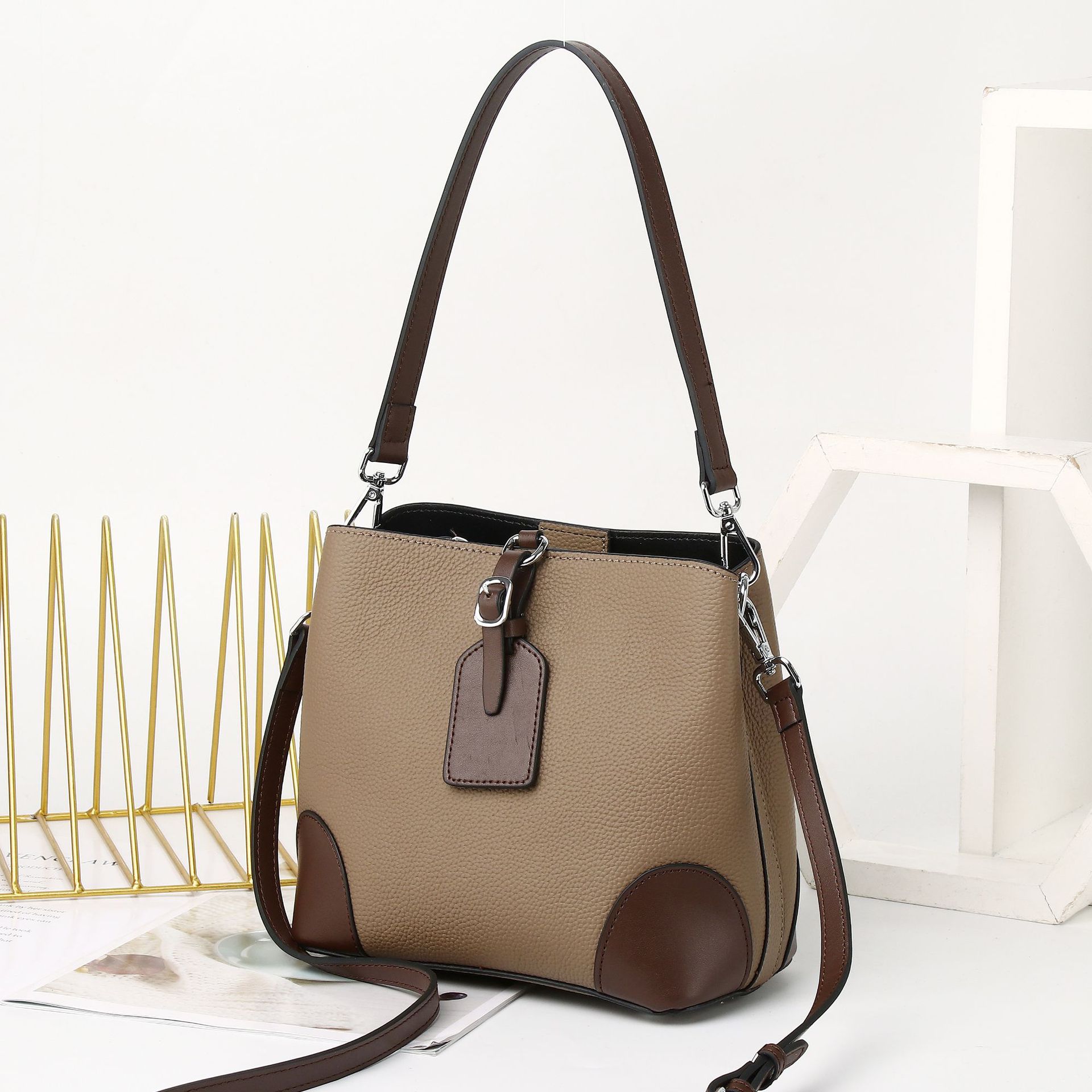 Дизайнерская женская сумка премиум-класса через плечо, сумка-мессенджер из коровьей кожи, модная сумка, простая сумка-ведро под мышкой хаки
Дизайнерская женская сумка премиум-класса через плечо, сумка-мессенджер из коровьей кожи, модная сумка, простая сумка-ведро под мышкой хаки