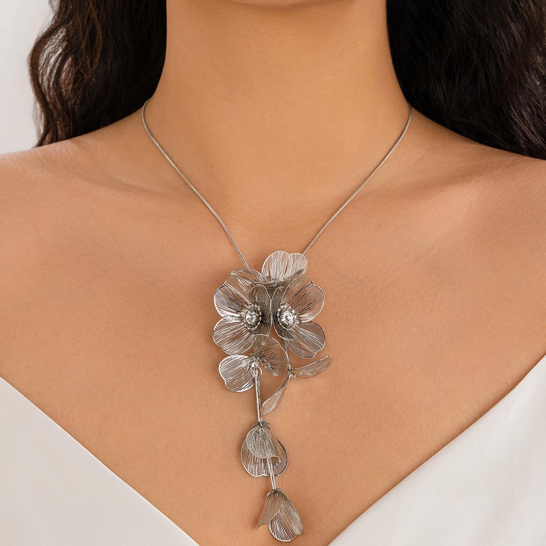 Ingemark Romantic Flower Petal Tassel Pendant Choker Necklace for Women Wed Bridal Elegant Chest Chain Neck Jewelry Accessories
Ingemark Romantic Flower Petal Tassel Pendant Choker Necklace for Women Wed Bridal Elegant Chest Chain Neck Jewelry Accessories