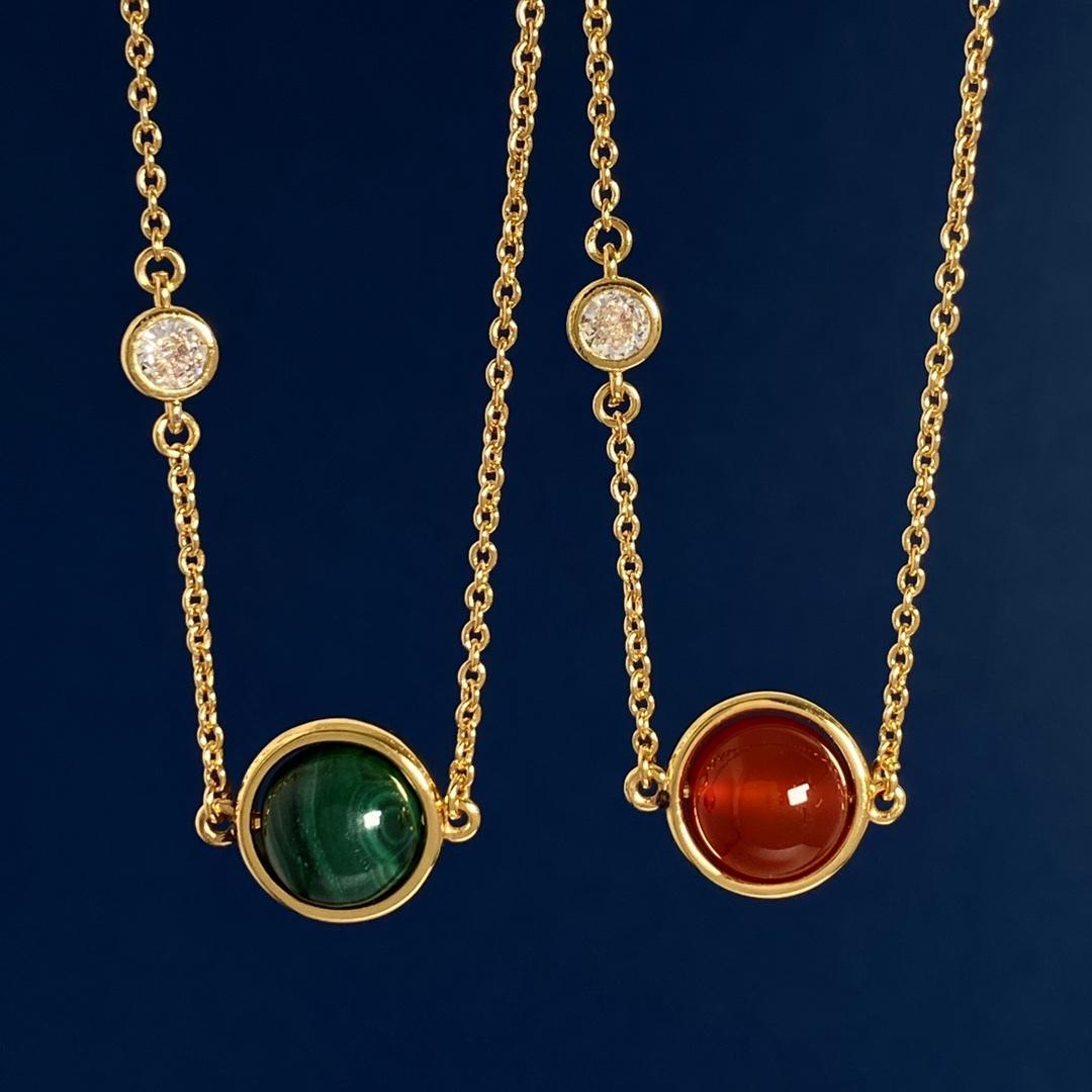 Время летит, бусины из малахитового красного агата, колье с планетой из одного бриллианта, латунь, гальваническое золото 18 карат