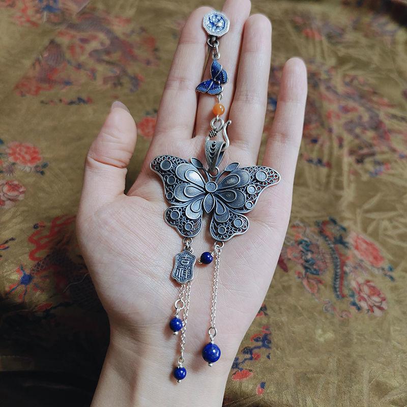 Thai Butterfly Button Pendant Exquisitely Carved Original Design Ethnic Style Pressed Lapel Blue Tassel Hanfu Jewelry
Thai Butterfly Button Pendant Exquisitely Carved Original Design Ethnic Style Pressed Lapel Blue Tassel Hanfu Jewelry