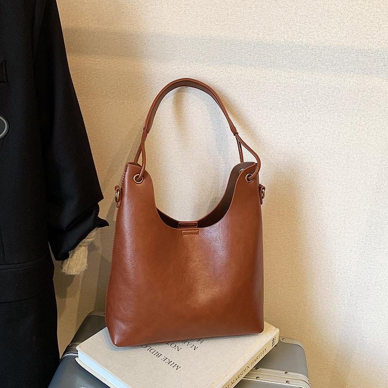 Women s Large Retro Minimalist Tote: Spacious, Textured, Solid Color Shoulder Bag for Outings and Commuting
Women s Large Retro Minimalist Tote: Spacious, Textured, Solid Color Shoulder Bag for Outings and Commuting