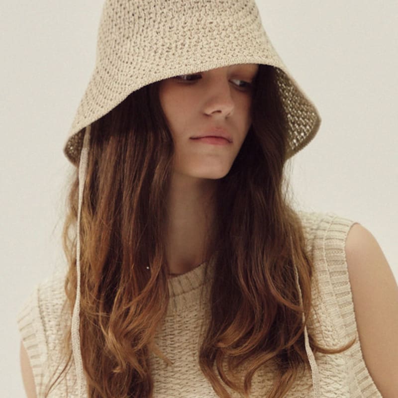 Marchen Rivero strap bucket hat_3color white
Marchen Rivero strap bucket hat_3color white