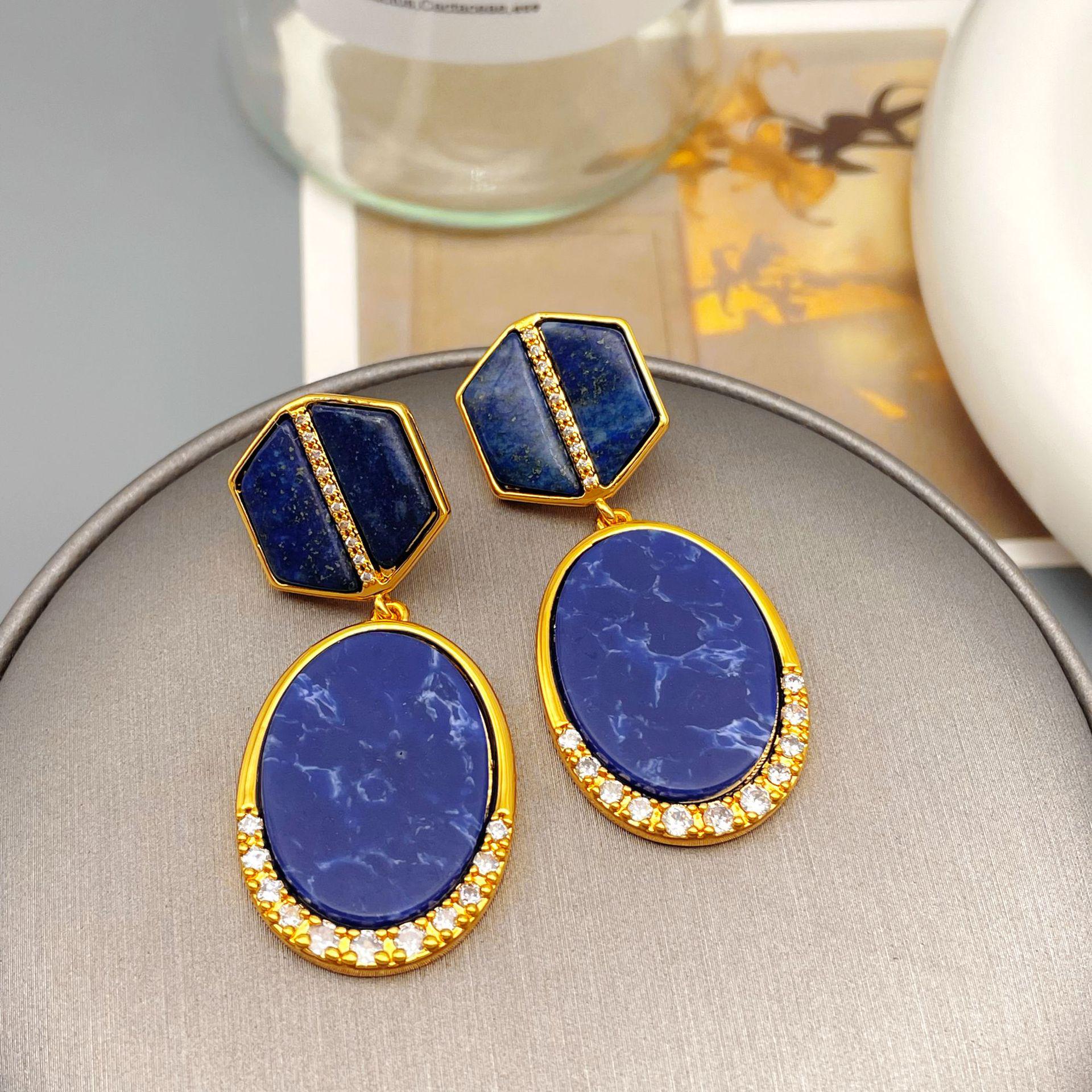 Vintage European & American Lapis Lazuli Dangle Earrings: Retro Court Style, Luxurious and Unique.
Vintage European & American Lapis Lazuli Dangle Earrings: Retro Court Style, Luxurious and Unique.