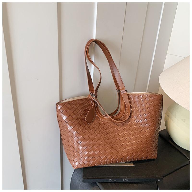 New tote bag versatile commuter vegetable basket handbag woven shoulder messenger big bag women s bag tide коричневий
New tote bag versatile commuter vegetable basket handbag woven shoulder messenger big bag women s bag tide коричневий