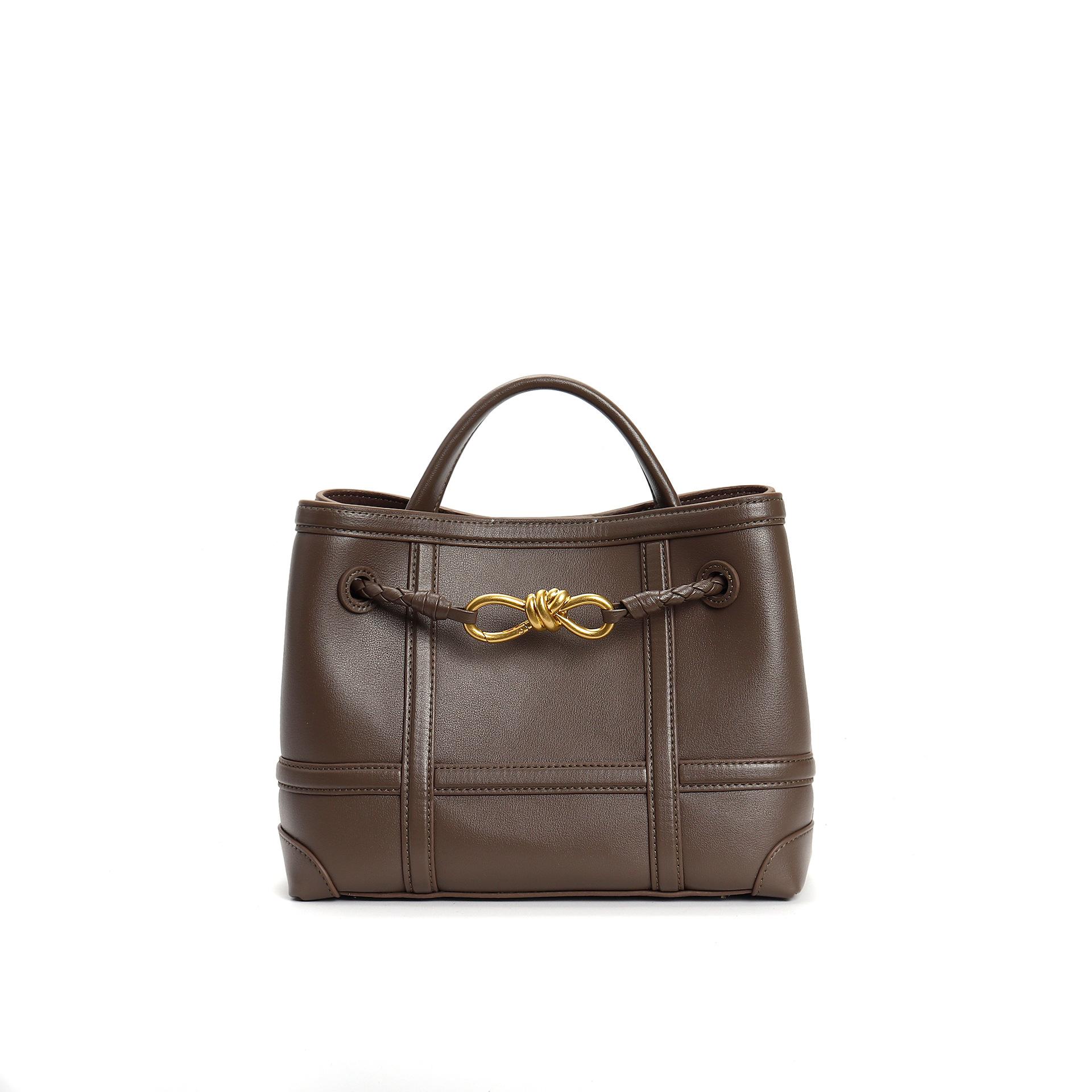 2025 Новая женская сумка из натуральной кожи с бантом в стиле ретро, универсальная сумка через плечо с принтом «майяр», маленькая сумка-тоут Length 24.5cm x 19cm x Width 10.5cm
2025 Новая женская сумка из натуральной кожи с бантом в стиле ретро, универсальная сумка через плечо с принтом «майяр», маленькая сумка-тоут Length 24.5cm x 19cm x Width 10.5cm