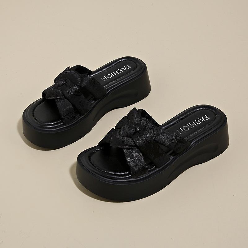 Крутые шлепанцы на толстой подошве для летней женской обуви, новая мода с юбками, легкие и нескользящие пляжные туфли, маленькие люди увеличиваются в росте 40 чёрный
Крутые шлепанцы на толстой подошве для летней женской обуви, новая мода с юбками, легкие и нескользящие пляжные туфли, маленькие люди увеличиваются в росте 40 чёрный