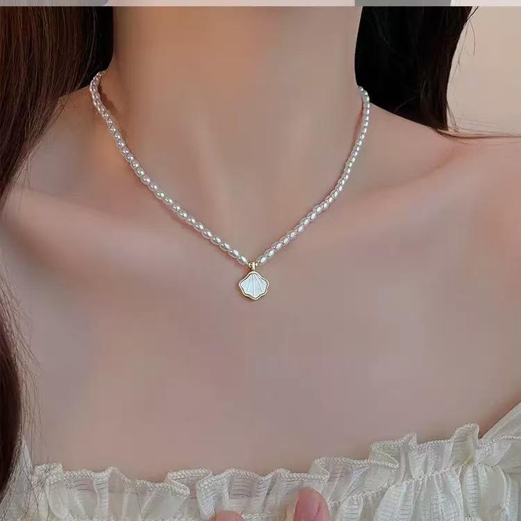 Zhou Yutong retro shell pearl item fashion temperament exquisite pendant elegant versatile collarbone chain
Zhou Yutong retro shell pearl item fashion temperament exquisite pendant elegant versatile collarbone chain