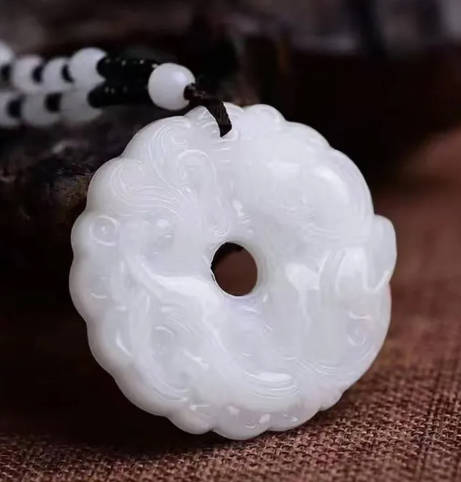 White Jade Pendant Necklace Hand Carved Circular Design with Intricate Mythical Creature Motifs and Adjustable Beaded Cord for Daily Wear one size белый
White Jade Pendant Necklace Hand Carved Circular Design with Intricate Mythical Creature Motifs and Adjustable Beaded Cord for Daily Wear one size белый