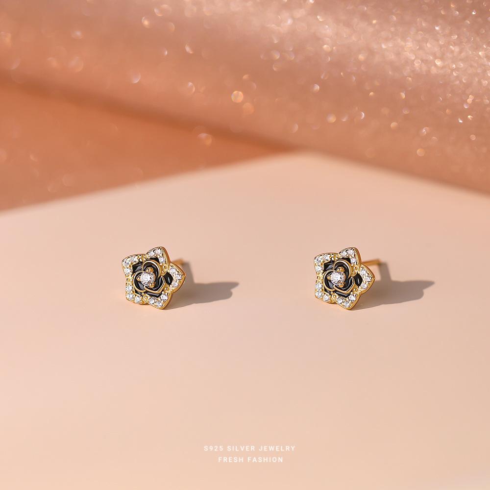 French Light Luxury Retro Camellia Flower Stud Earrings 925 Sterling Silver Romantic Jewelry for Women золотой
French Light Luxury Retro Camellia Flower Stud Earrings 925 Sterling Silver Romantic Jewelry for Women золотой
