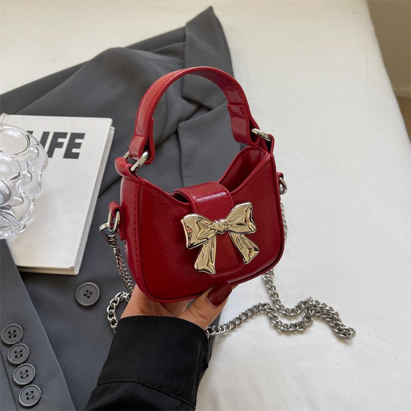 Детская сумка 2024 года, новая европейская и американская ретро-сумка из масляной кожи, глянцевая сумка-мессенджер с бантом и цепочкой, сумка-помада, женская красный
Детская сумка 2024 года, новая европейская и американская ретро-сумка из масляной кожи, глянцевая сумка-мессенджер с бантом и цепочкой, сумка-помада, женская красный