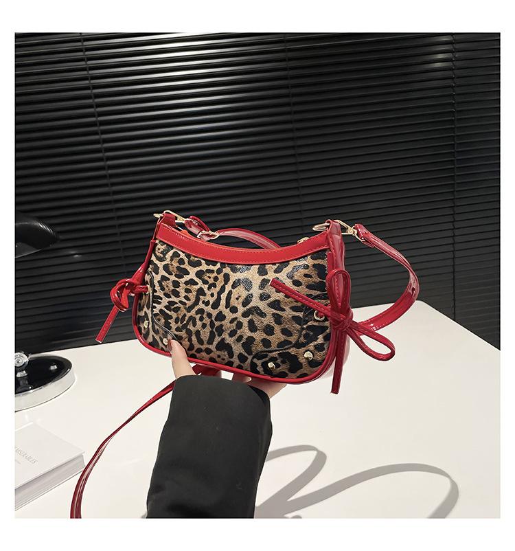 2025 new women s bag personalized crescent bag underarm shoulder bag fashion temperament foreign style messenger bag hand bag червоний
2025 new women s bag personalized crescent bag underarm shoulder bag fashion temperament foreign style messenger bag hand bag червоний