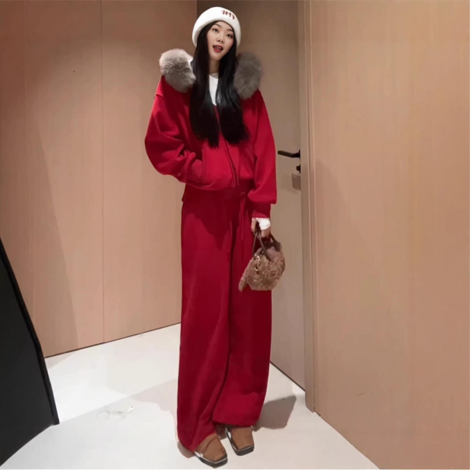 Women s Red Casual Sports Suit with Fur Collar Hoodie, Fleece-Lined, Two-Piece Set for Autumn/Winter. Extra Large
Women s Red Casual Sports Suit with Fur Collar Hoodie, Fleece-Lined, Two-Piece Set for Autumn/Winter. Extra Large