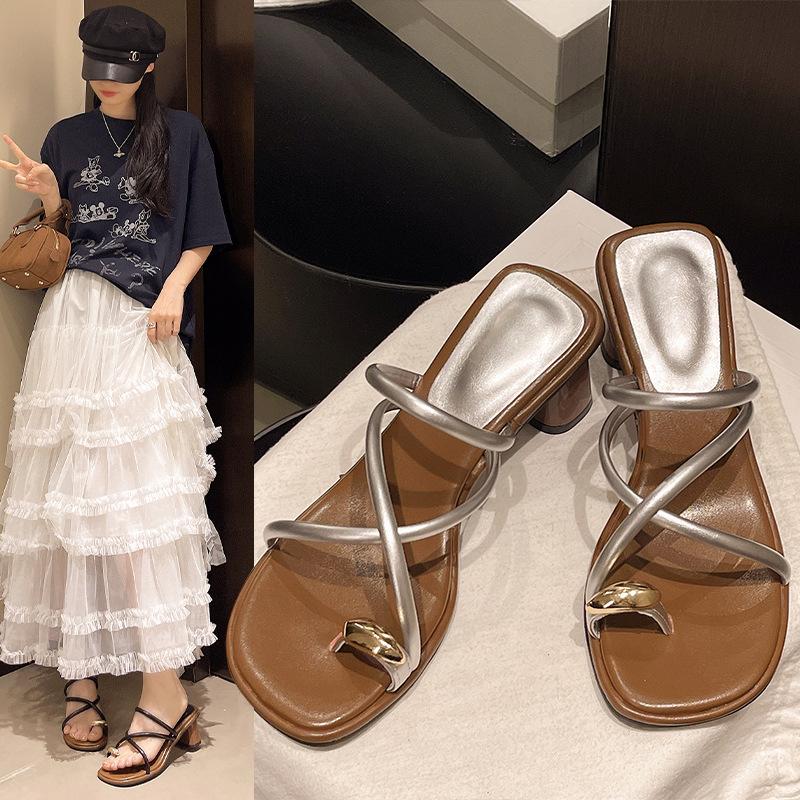 Set of toe slippers women s outer wear 2025 summer new fashion small thick heel non-slip retro cool slippers 40 срібний
Set of toe slippers women s outer wear 2025 summer new fashion small thick heel non-slip retro cool slippers 40 срібний