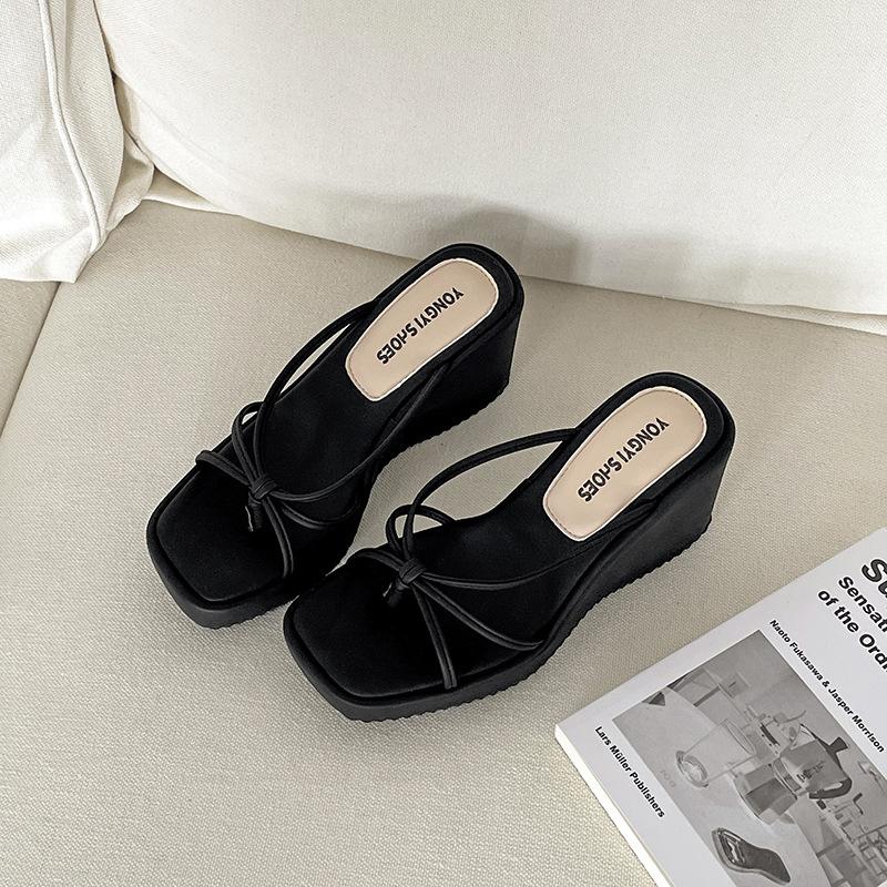 Fashion temperament, high sense, black thick-bottomed wedge slippers, women s summer wear 2025 new heightening French sandals 40 чорний
Fashion temperament, high sense, black thick-bottomed wedge slippers, women s summer wear 2025 new heightening French sandals 40 чорний